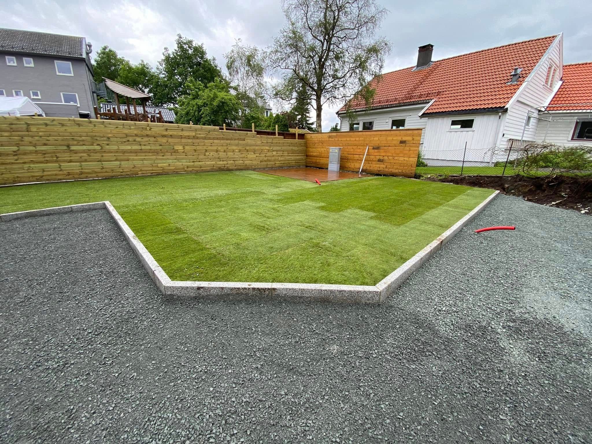 Ferdigplen med kantstein og levegg i Fana