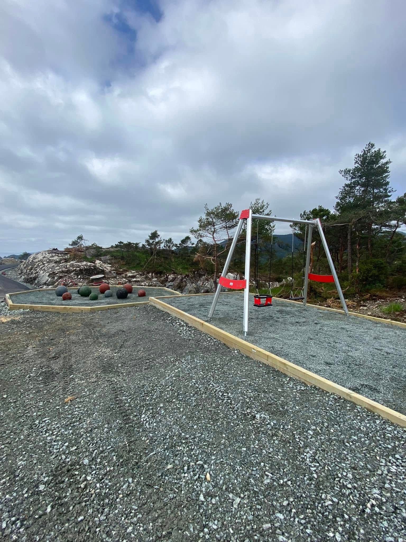 Huskestativ og balanseløype med fallunderlag og innramming