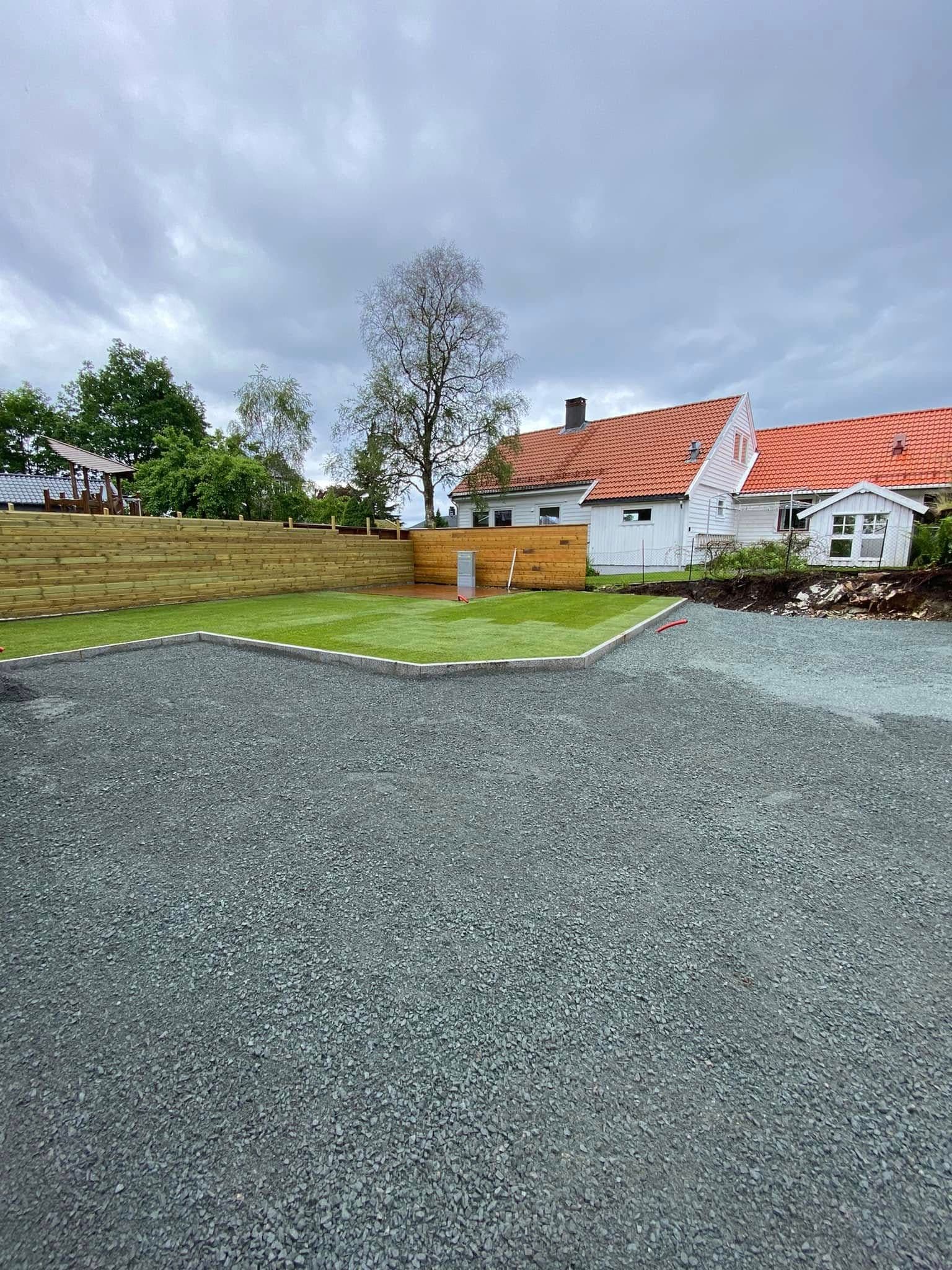 Planert for carport, med ferdigplen og levegg bak