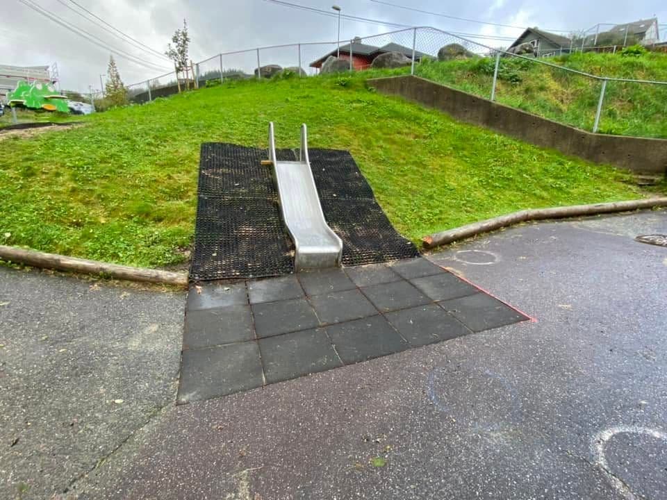 Terrengsklien sett nedenfra, med gummimatter og gummiheller